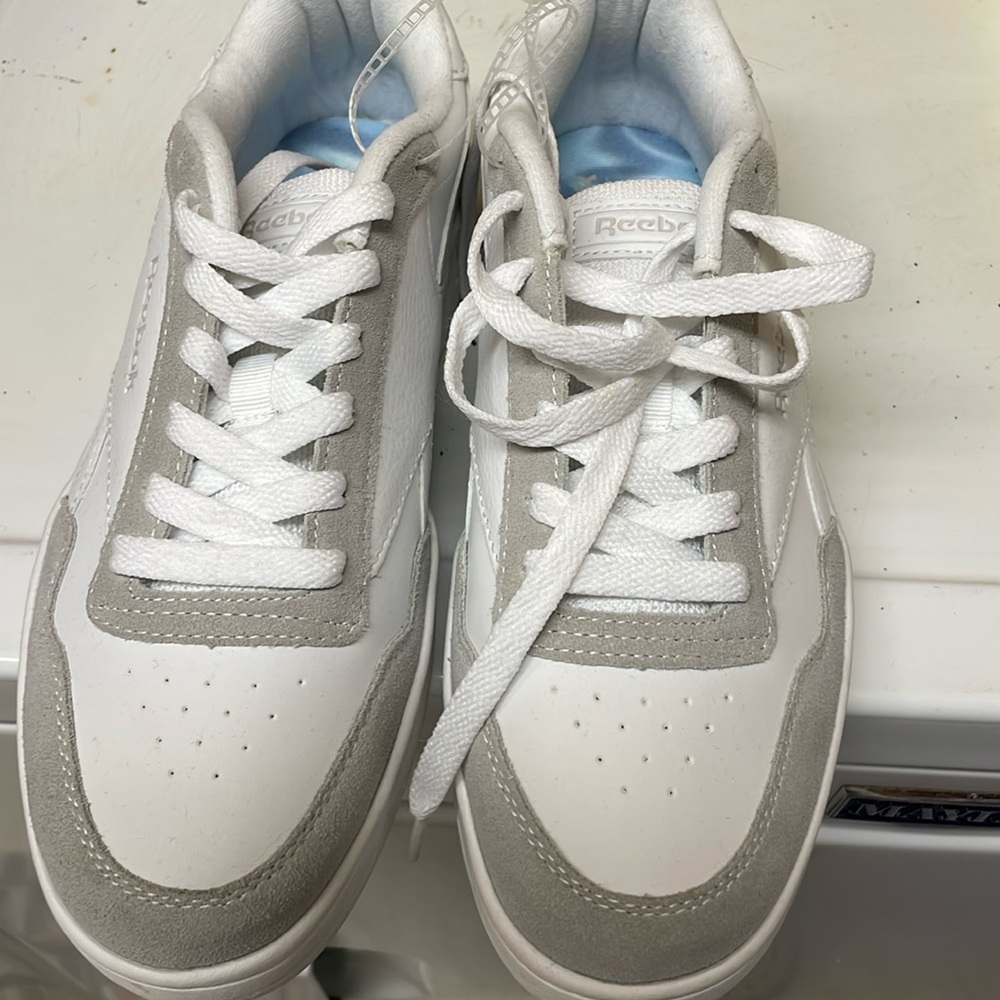 reeboks women’s size 8.5